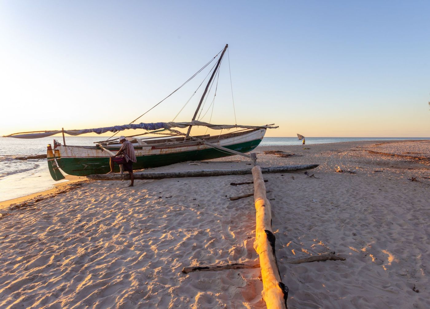 Boutre traditionnel sur une plage de Madagascar au coucher du soleil