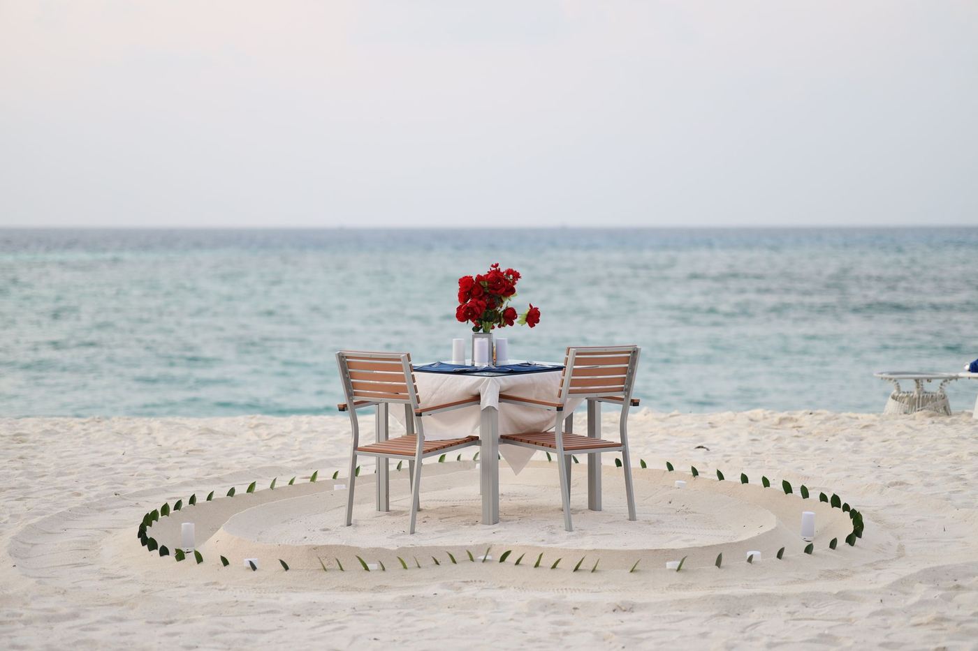 Table dressée pour un dîner privé sur la plage
