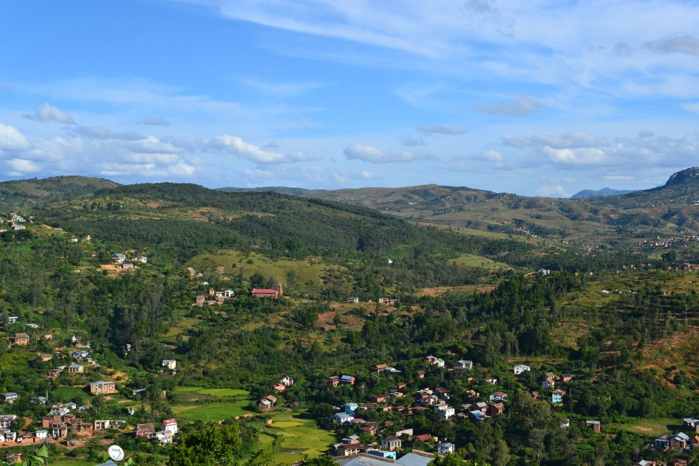 Hautes terres malgaches : collines, rizières et villages