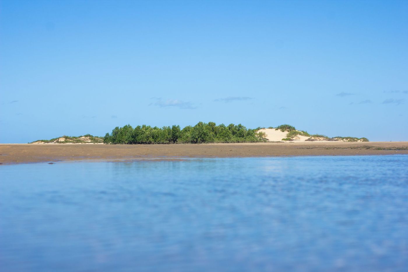 Lagon et îlot de mangrove à Ifaty, Madagascar