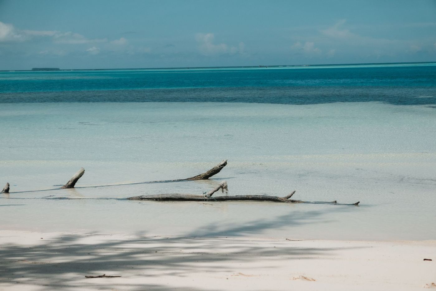 Lagon turquoise et plage de sable blanc
