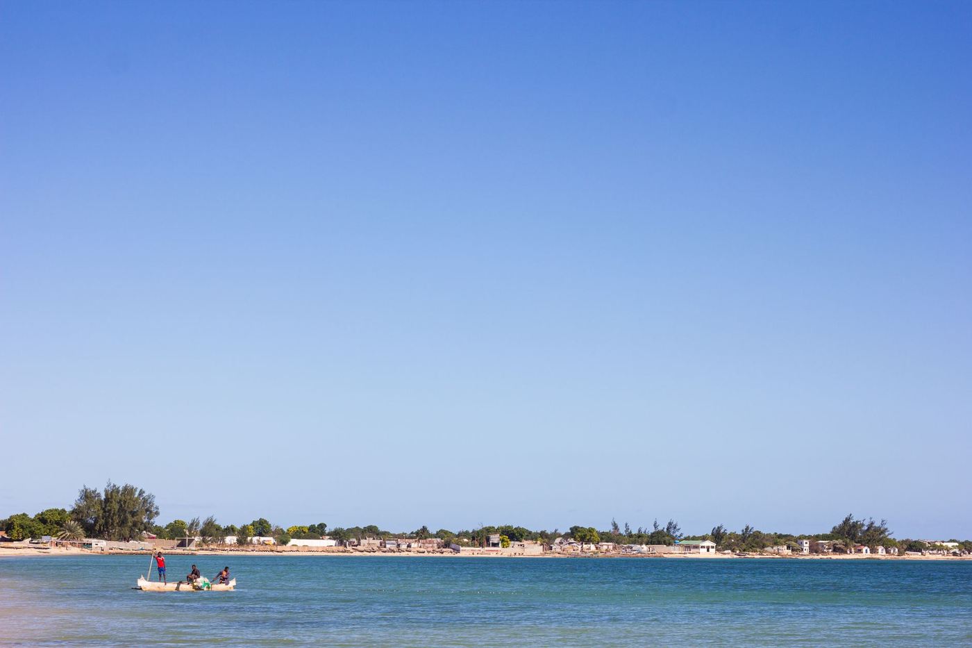 Pêcheurs en pirogue au large d’une plage malgache