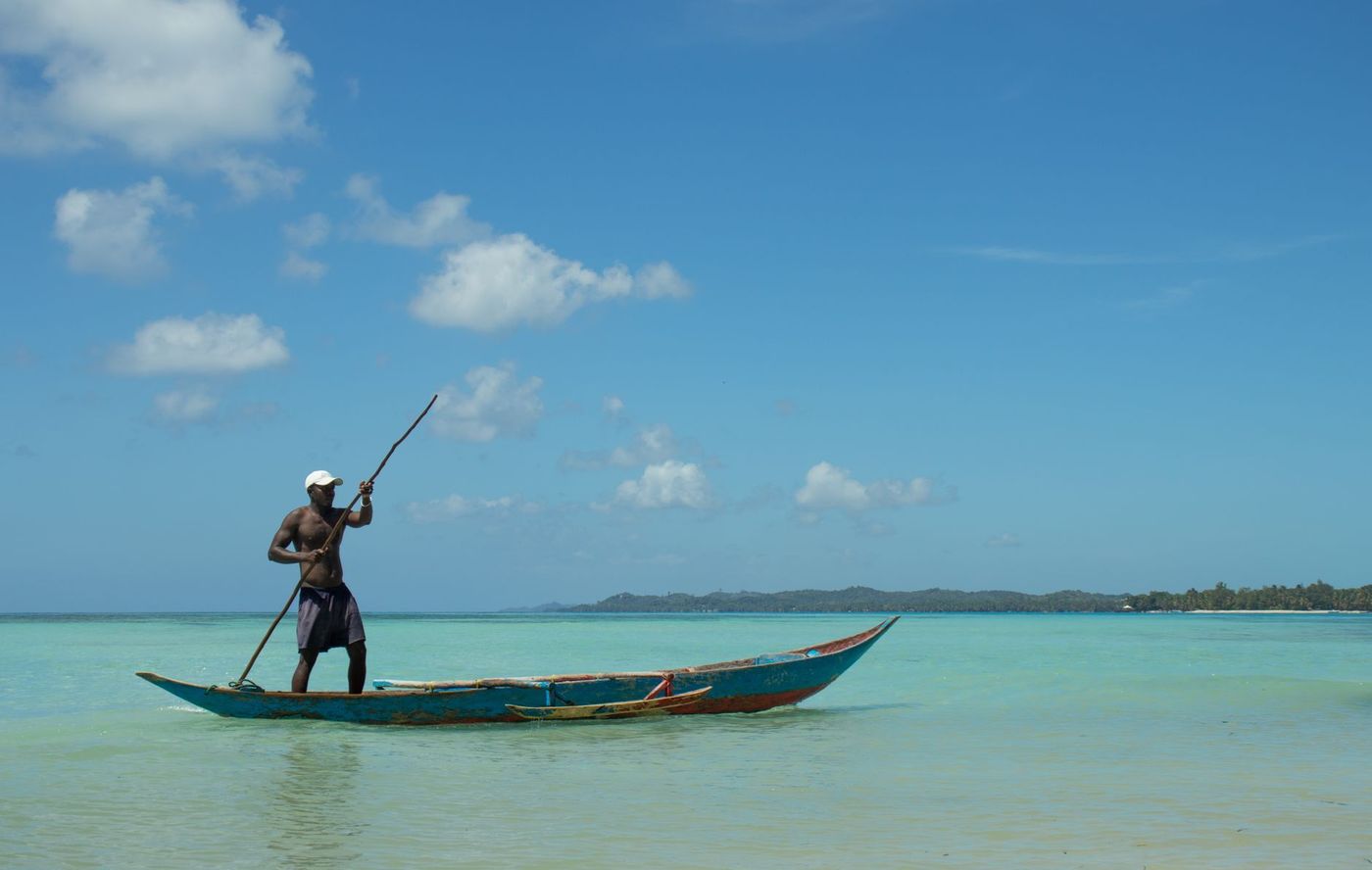 Pirogue traditionnelle sur un lagon turquoise, Madagascar