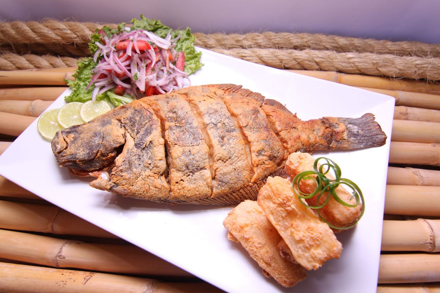 Poisson grillé et citron vert, la cuisine de la mer à Sainte-Marie